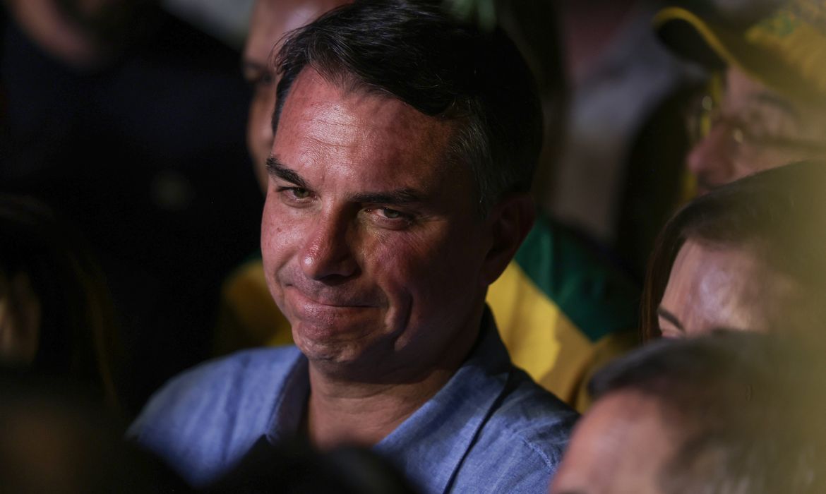Fuga e carta golpista ampliam isolamento de Flávio Bolsonaro